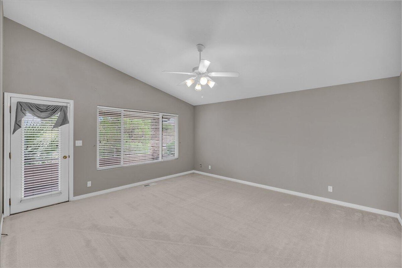 639 W Uxbridge CIR St George, UT 84770 home for sale, MLS#25-265999 - Erika Rogers Photo 13