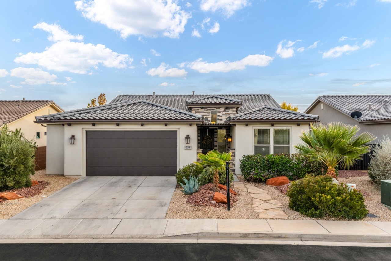 233 W Green Jade DR Washington, UT 84780 home for sale, MLS#25-266990 - Erika Rogers
