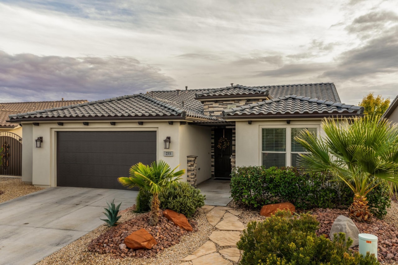 233 W Green Jade DR Washington, UT 84780 home for sale, MLS#25-266990 - Erika Rogers Photo 2