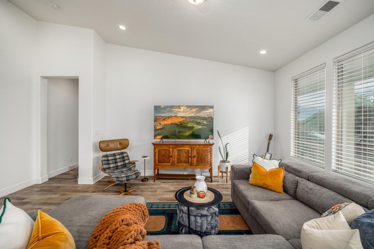 233 W Green Jade DR Washington, UT 84780 home for sale, MLS#25-266990 - Erika Rogers Photo 4