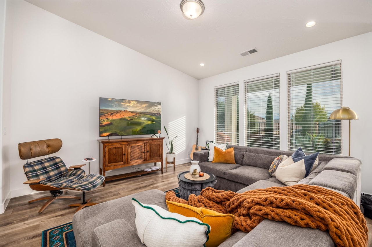 233 W Green Jade DR Washington, UT 84780 home for sale, MLS#25-266990 - Erika Rogers Photo 5