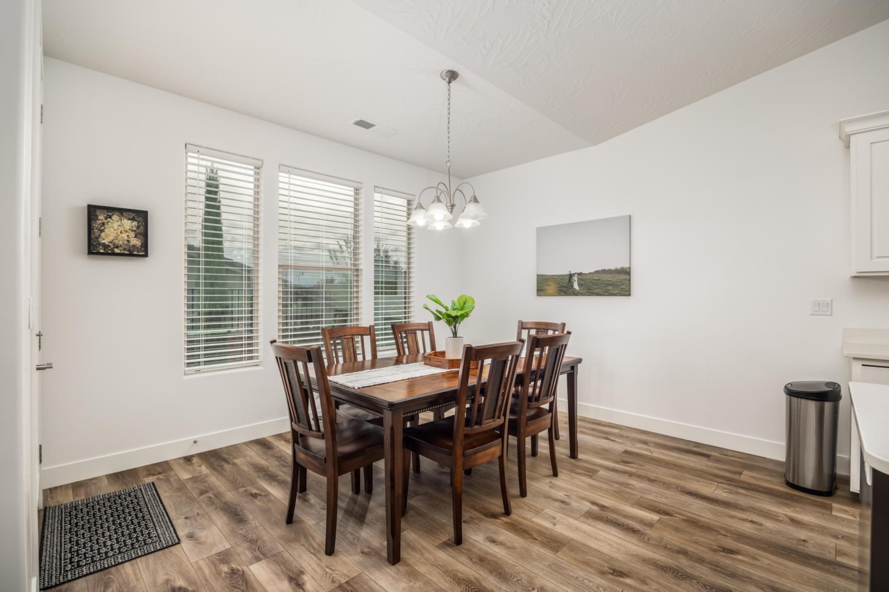 233 W Green Jade DR Washington, UT 84780 home for sale, MLS#25-266990 - Erika Rogers Photo 10