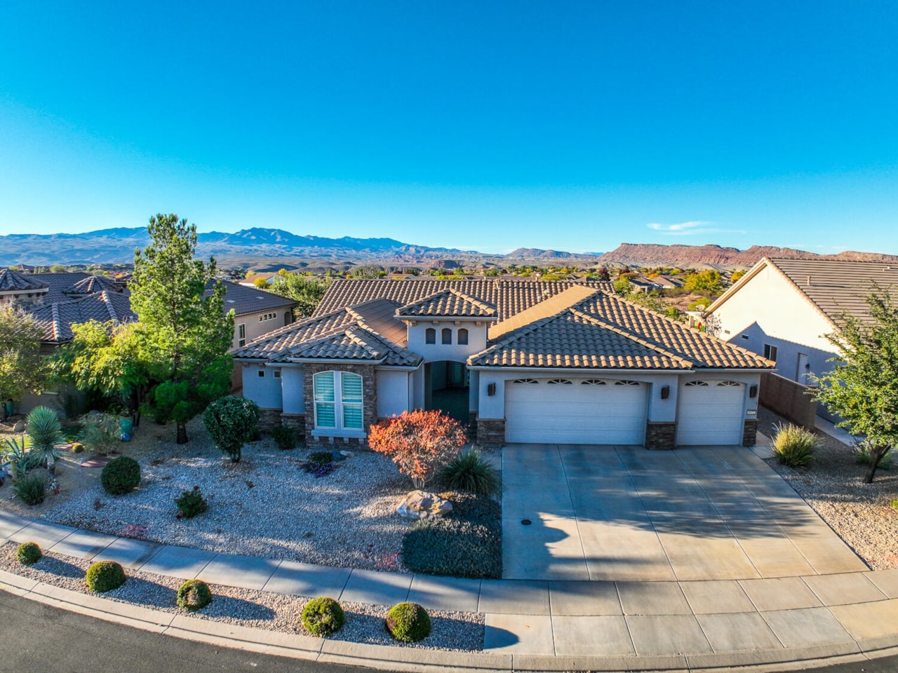 1472 Heatherglen DR St George, UT 84790 home for sale, MLS#25-267011 - Erika Rogers Photo 2