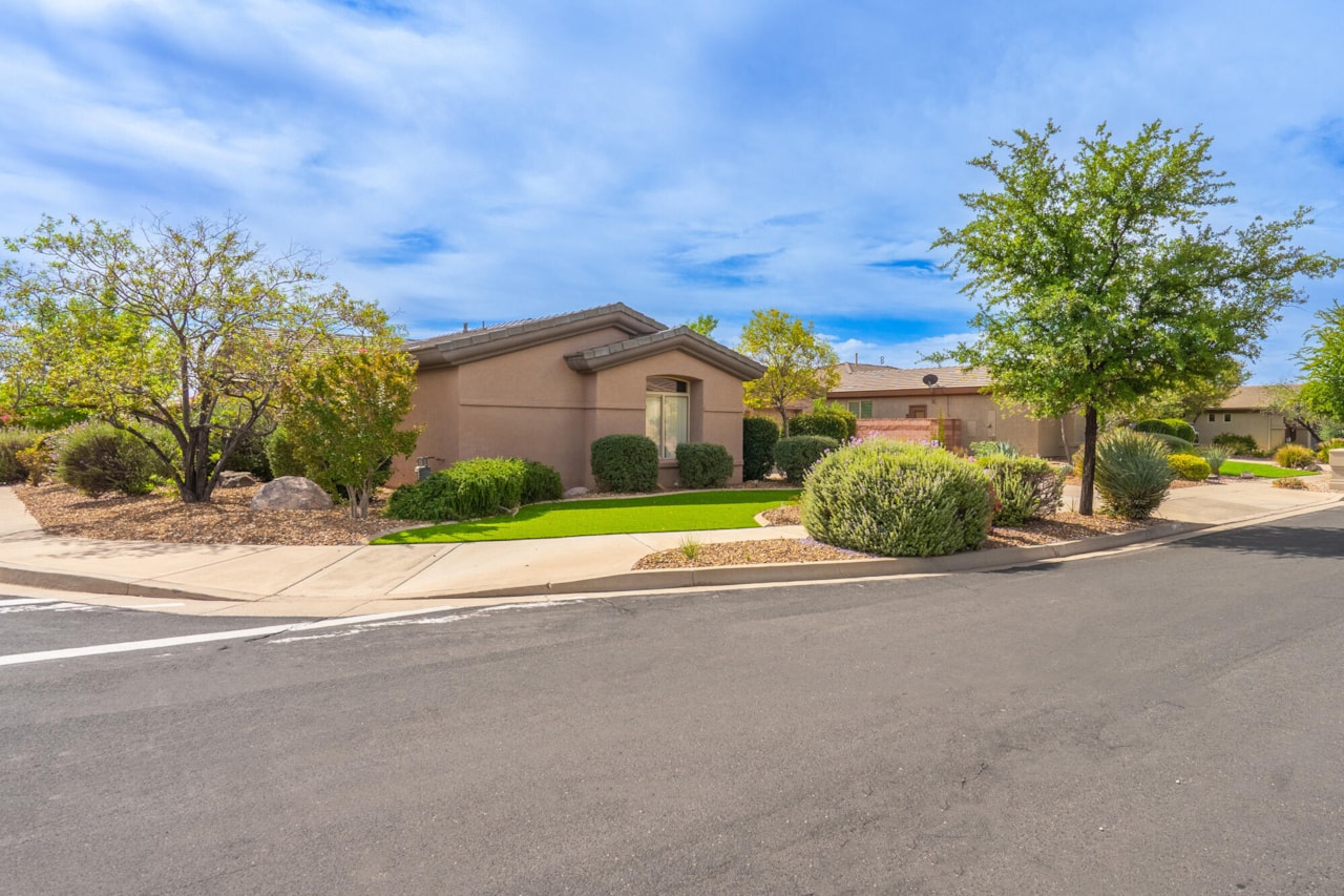 3404 E Sweetwater Springs DR Washington, UT 84780 home for sale, MLS#25-265341 - Erika Rogers Photo 2