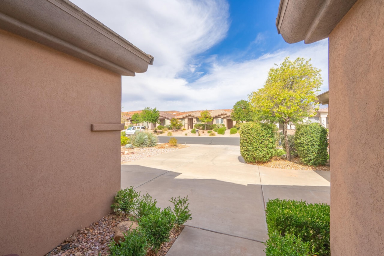 3404 E Sweetwater Springs DR Washington, UT 84780 home for sale, MLS#25-265341 - Erika Rogers Photo 8