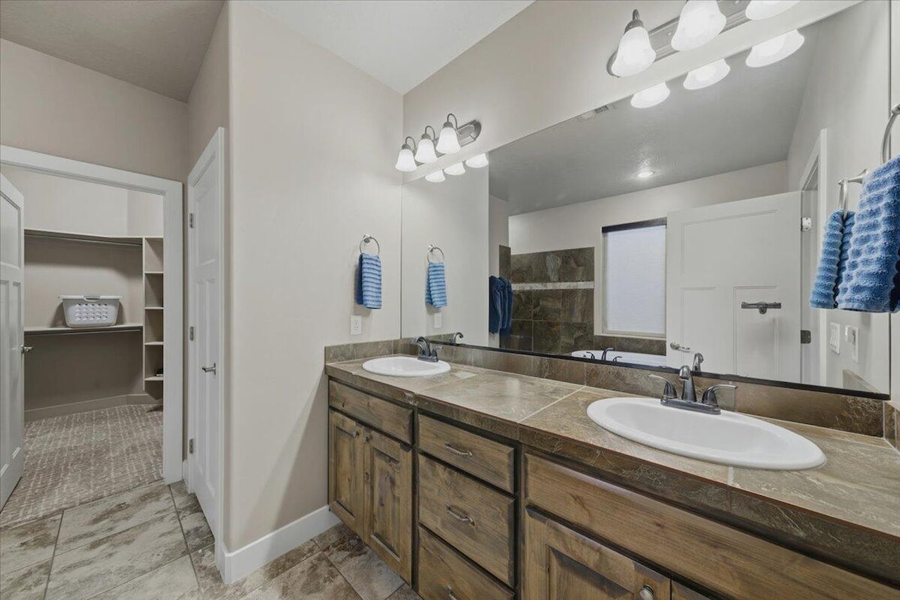 970 N Catalpa DR Washington, UT 84780 home for sale, MLS#25-267059 - Erika Rogers Photo 12