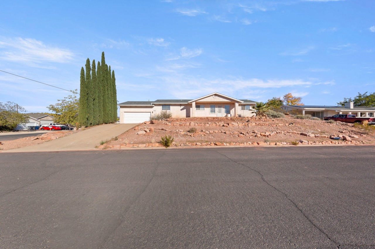 711 E Scenic Dr  N Washington, UT 84780 home for sale, MLS#25-267109 - Erika Rogers Photo 2