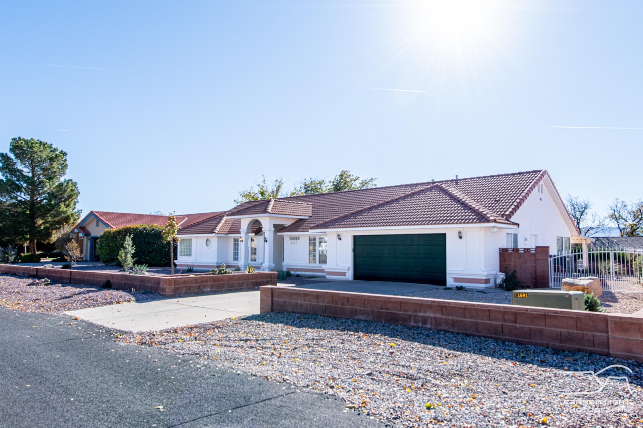 1657 W Ute RD St George, UT 84790 home for sale, MLS#25-267110 - Erika Rogers Photo 3