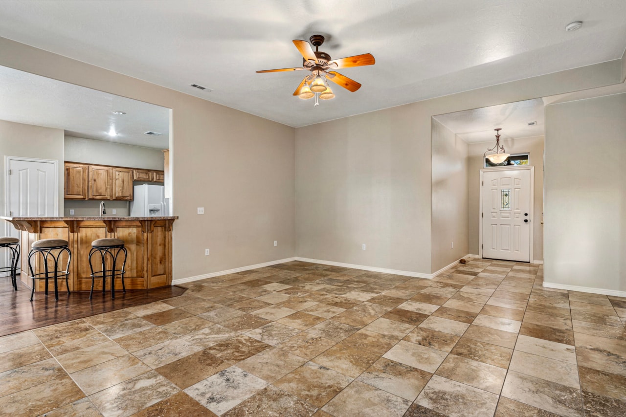 205 W Terrace CIR Toquerville, UT 84774 home for sale, MLS#25-267065 - Erika Rogers Photo 6