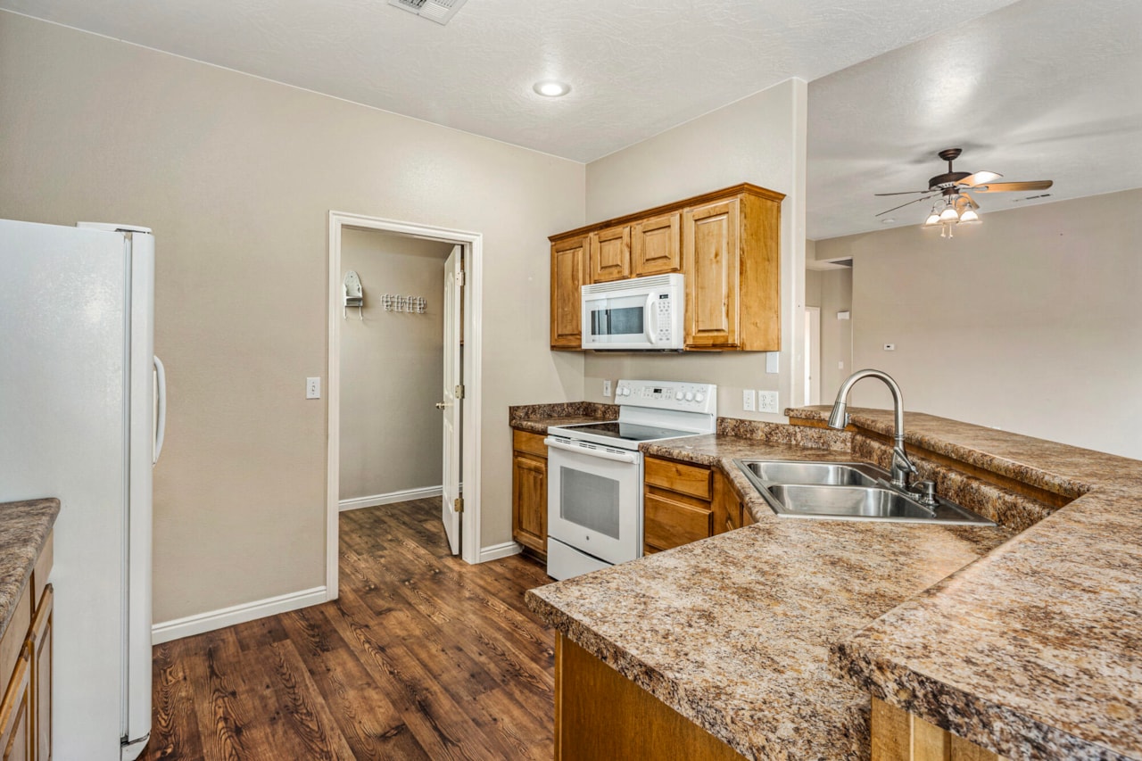 205 W Terrace CIR Toquerville, UT 84774 home for sale, MLS#25-267065 - Erika Rogers Photo 10