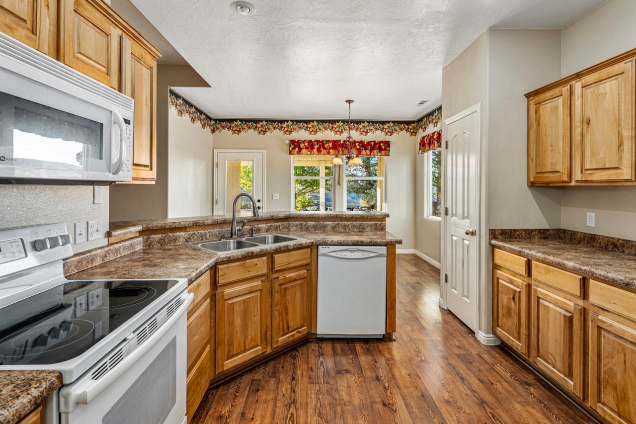 205 W Terrace CIR Toquerville, UT 84774 home for sale, MLS#25-267065 - Erika Rogers Photo 11