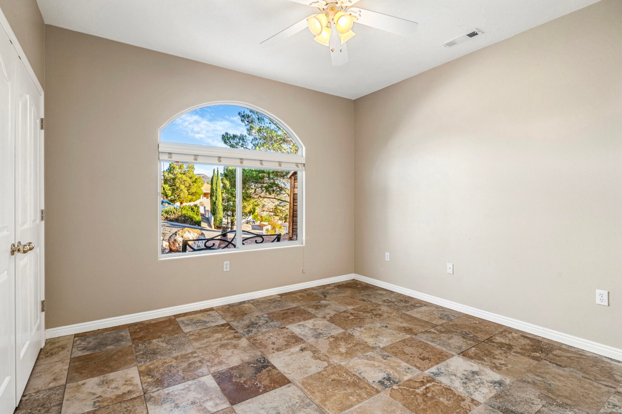 205 W Terrace CIR Toquerville, UT 84774 home for sale, MLS#25-267065 - Erika Rogers Photo 18