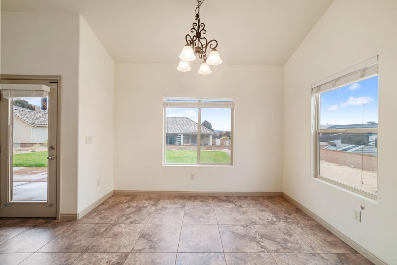 922 E Silver Shadows DR Washington, UT 84780 home for sale, MLS#25-267115 - Erika Rogers Photo 7