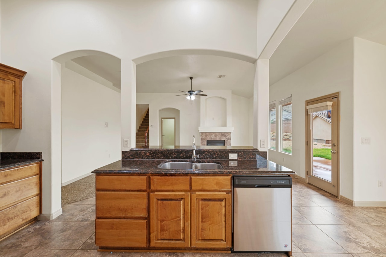 922 E Silver Shadows DR Washington, UT 84780 home for sale, MLS#25-267115 - Erika Rogers Photo 9