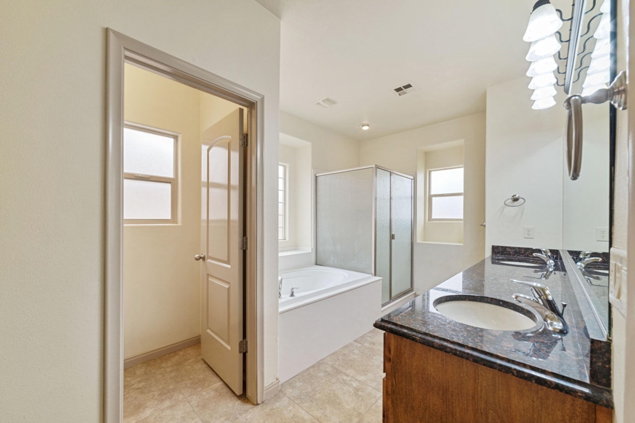 922 E Silver Shadows DR Washington, UT 84780 home for sale, MLS#25-267115 - Erika Rogers Photo 12