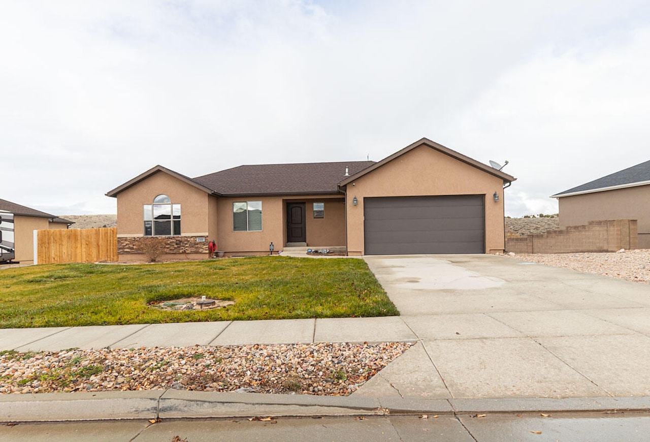 2101 E Ravine Rd RD Enoch, UT 84721 home for sale, MLS#25-267223 - Erika Rogers Photo 3