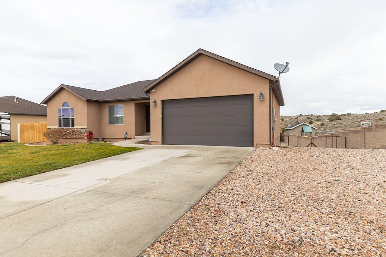 2101 E Ravine Rd RD Enoch, UT 84721 home for sale, MLS#25-267223 - Erika Rogers Photo 4