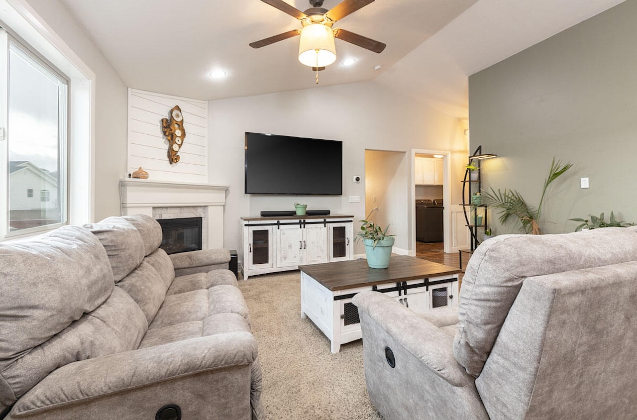 2101 E Ravine Rd RD Enoch, UT 84721 home for sale, MLS#25-267223 - Erika Rogers Photo 6