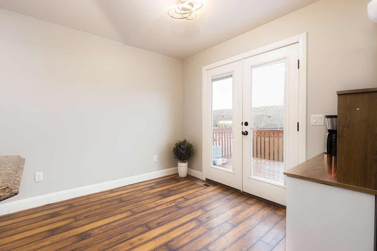 2101 E Ravine Rd RD Enoch, UT 84721 home for sale, MLS#25-267223 - Erika Rogers Photo 10