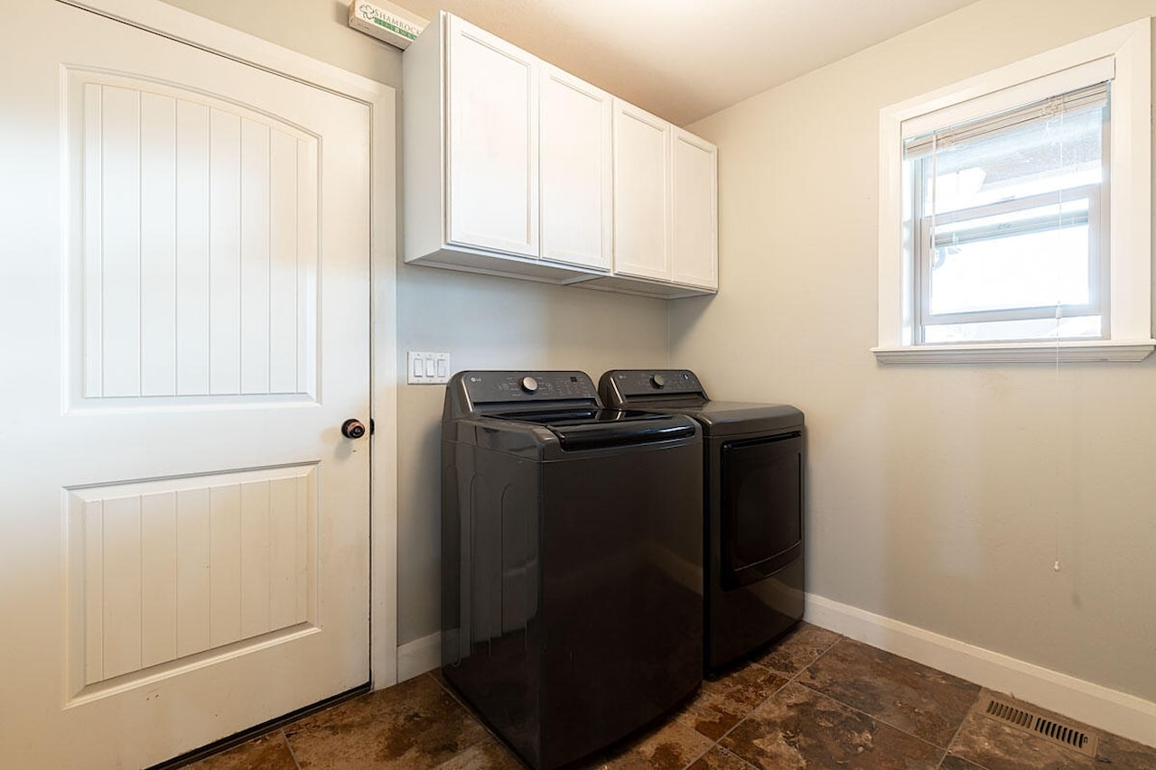 2101 E Ravine Rd RD Enoch, UT 84721 home for sale, MLS#25-267223 - Erika Rogers Photo 11