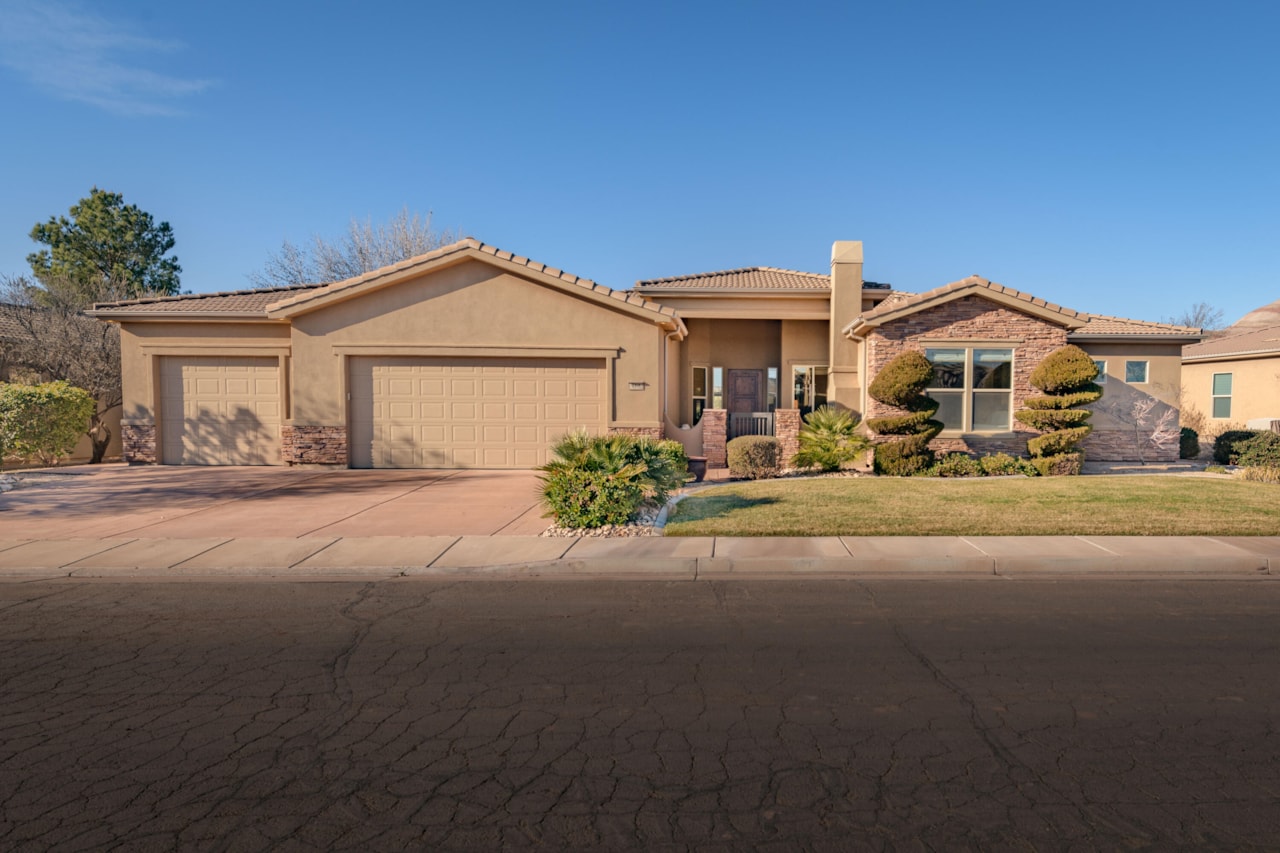 319 N Lost Creek DR St George, UT 84770 home for sale, MLS#25-266208 - Erika Rogers Photo 2