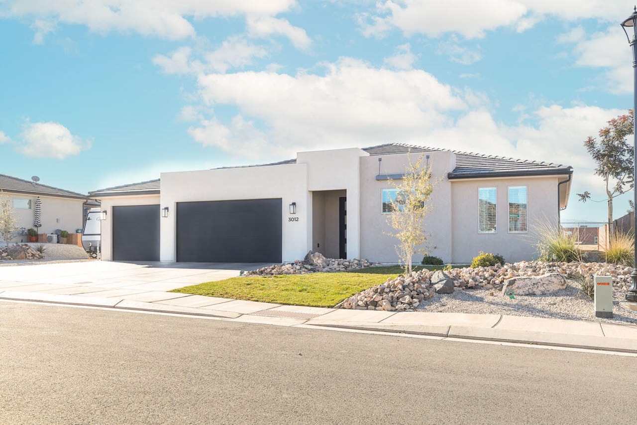 3012 S 3430 ST E St George, UT 84790 home for sale, MLS#25-267273 - Erika Rogers Photo 2