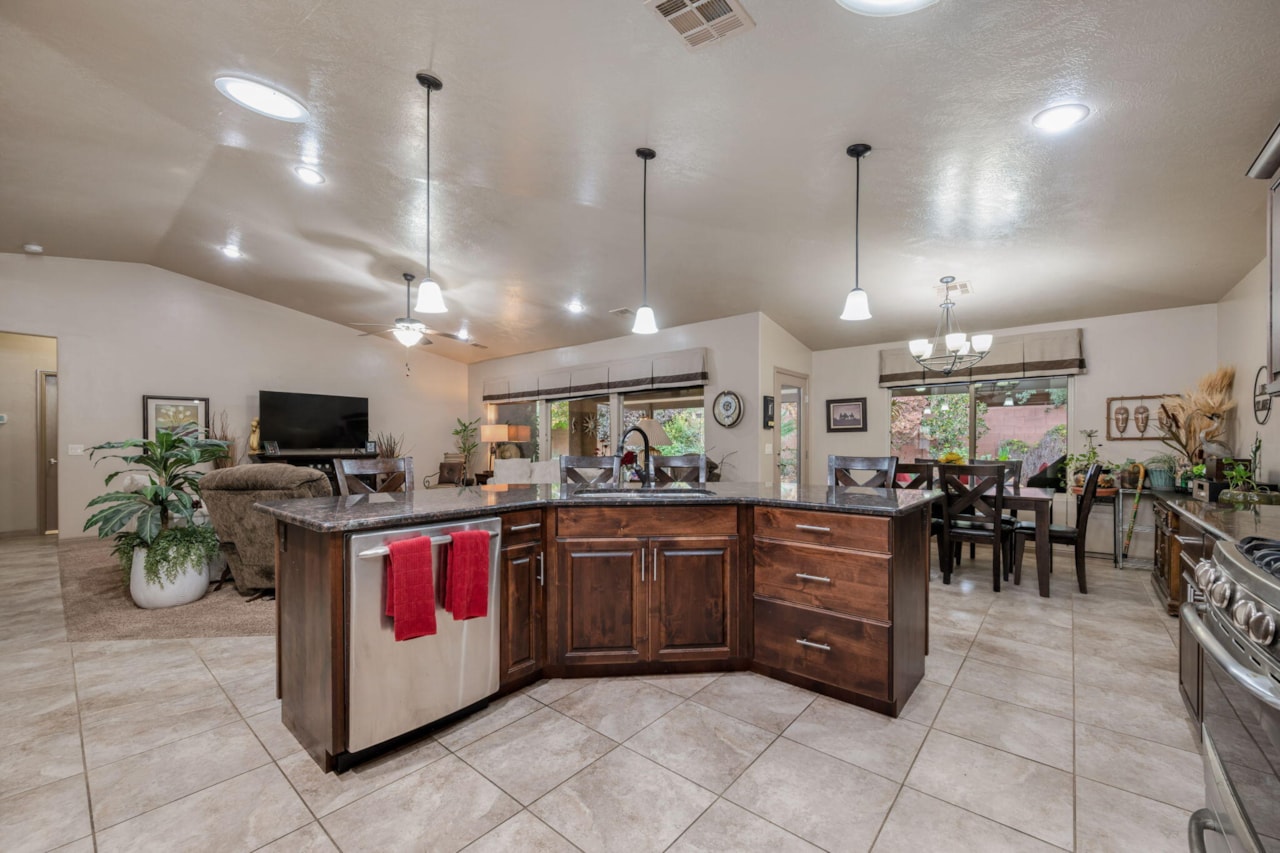 4087 S Signature Way Washington, UT 84780 home for sale, MLS#25-267038 - Erika Rogers Photo 15