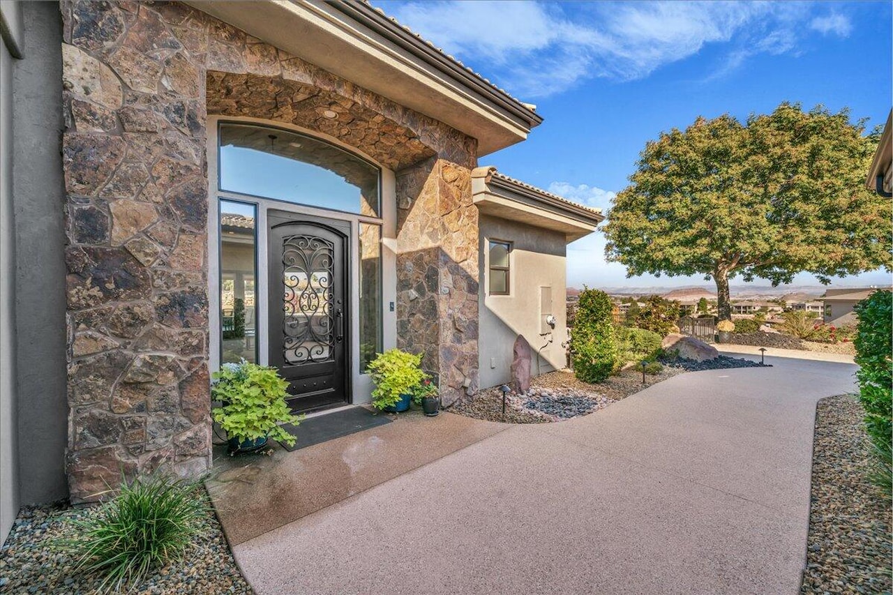 2054 E Topaz Way St George, UT 84790 home for sale, MLS#25-267093 - Erika Rogers Photo 11