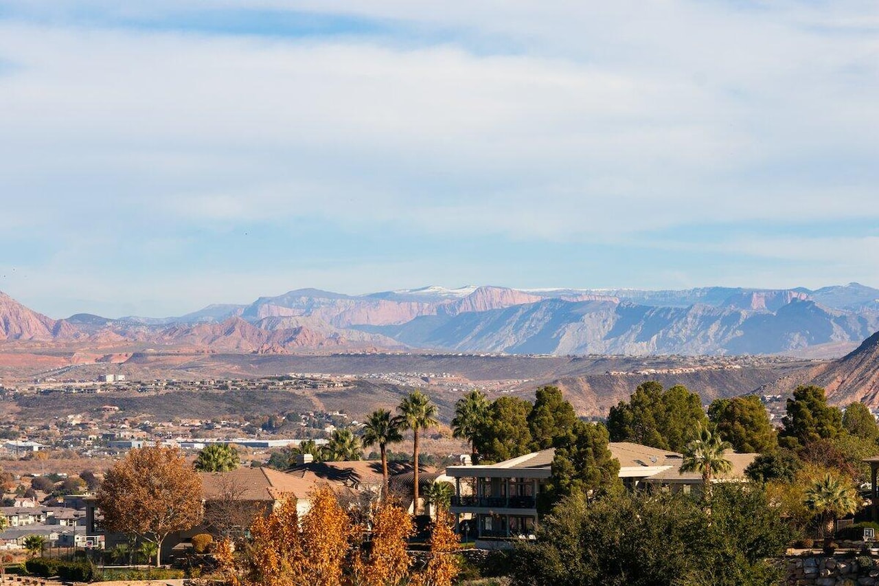 2054 E Topaz Way St George, UT 84790 home for sale, MLS#25-267093 - Erika Rogers Photo 3