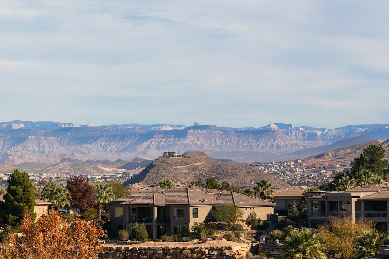 2054 E Topaz Way St George, UT 84790 home for sale, MLS#25-267093 - Erika Rogers Photo 6
