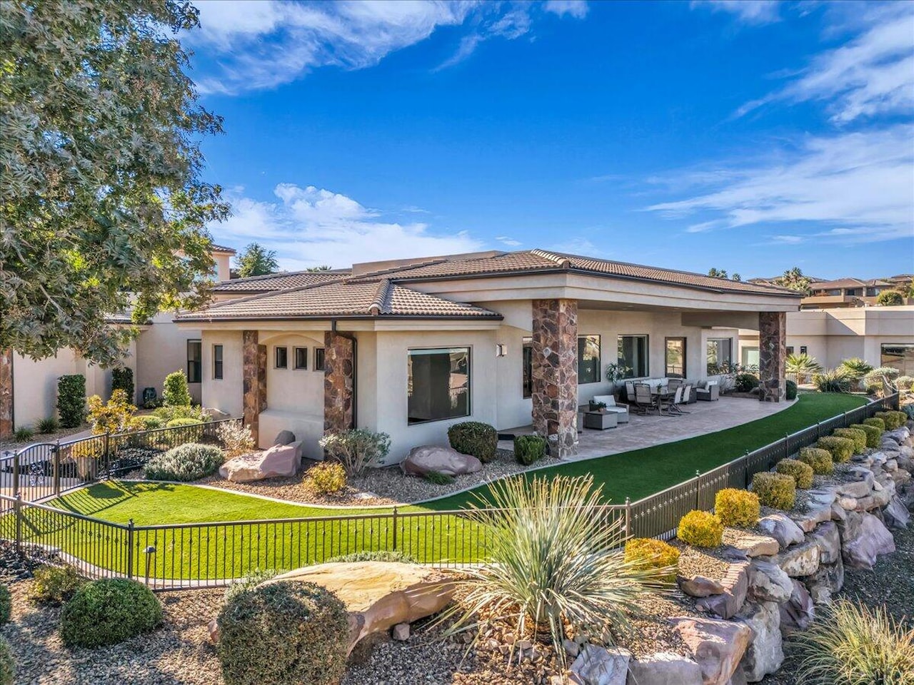 2054 E Topaz Way St George, UT 84790 home for sale, MLS#25-267093 - Erika Rogers Photo 8