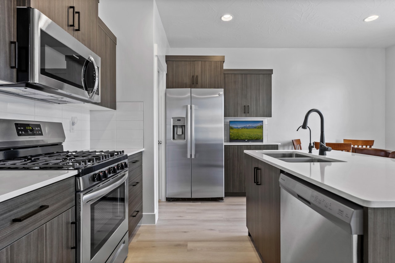 5946 S Aragorn LN St George, UT 84790 home for sale, MLS#25-267147 - Erika Rogers Photo 7