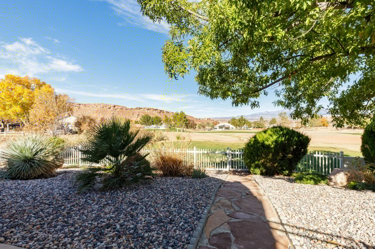 2974 S Pear CIR St George, UT 84790 home for sale, MLS#25-267351 - Erika Rogers Photo 34