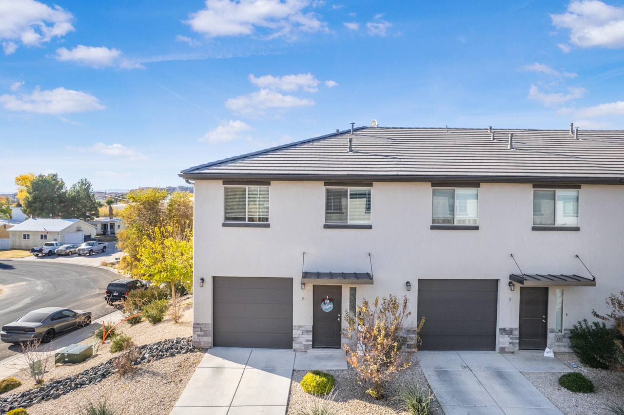 184 W 300 N #8 Washington, UT 84780 home for sale, MLS#25-267375 - Erika Rogers Photo 2