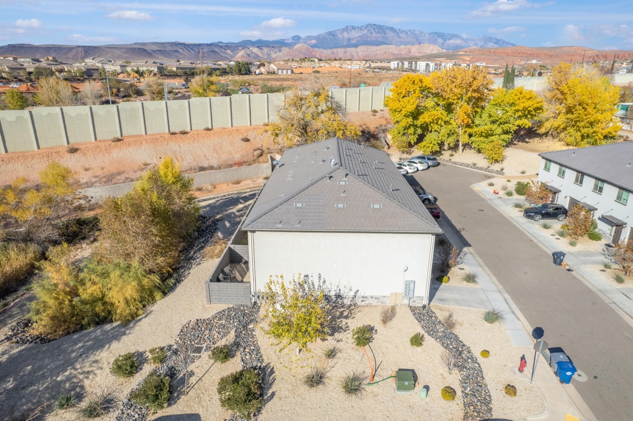 184 W 300 N #8 Washington, UT 84780 home for sale, MLS#25-267375 - Erika Rogers Photo 4