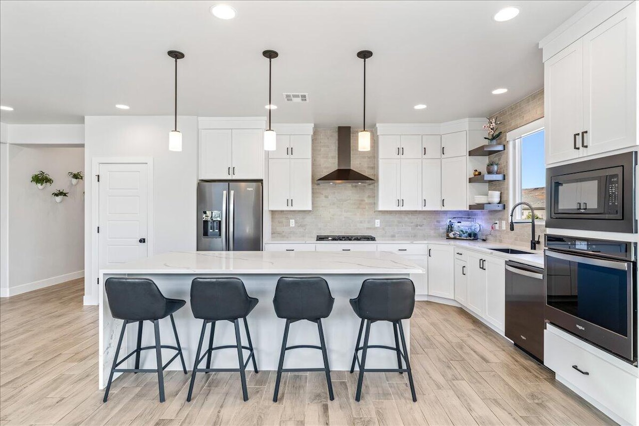 2210 N Montagna ST Washington, UT 84780 home for sale, MLS#25-267382 - Erika Rogers Photo 12