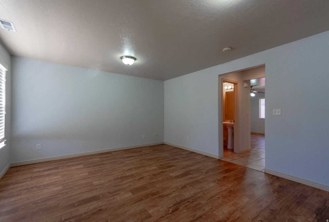 3155 S Hidden Valley DR #219 St George, UT 84790 home for sale, MLS#25-266563 - Erika Rogers Photo 5