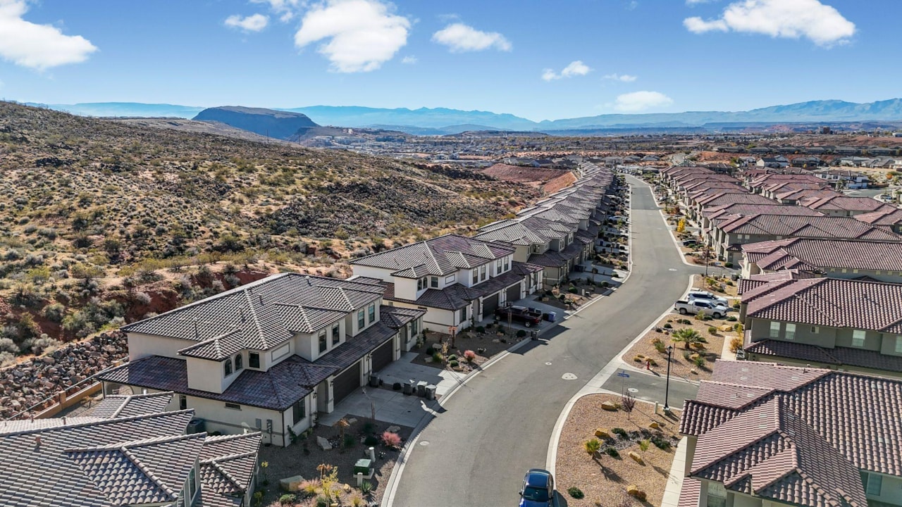 2462 E Cascada Way Washington, UT 84780 home for sale, MLS#25-267442 - Erika Rogers Photo 4