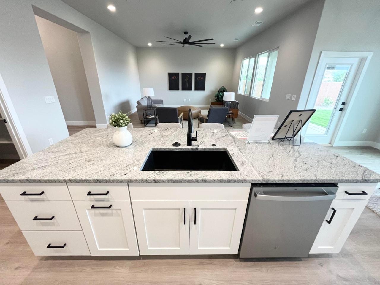 2826 E Smith Creek DR Washington, UT 84780 home for sale, MLS#25-257485 - Erika Rogers Photo 13