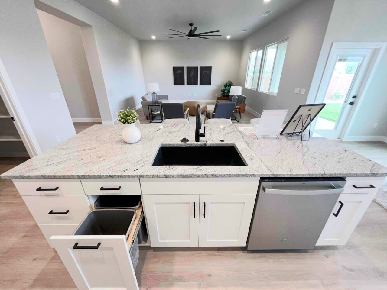 2826 E Smith Creek DR Washington, UT 84780 home for sale, MLS#25-257485 - Erika Rogers Photo 14