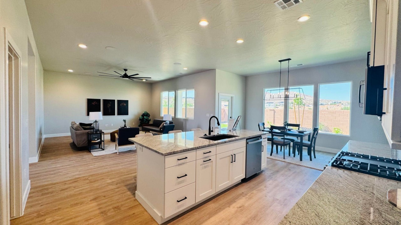 2826 E Smith Creek DR Washington, UT 84780 home for sale, MLS#25-257485 - Erika Rogers Photo 4