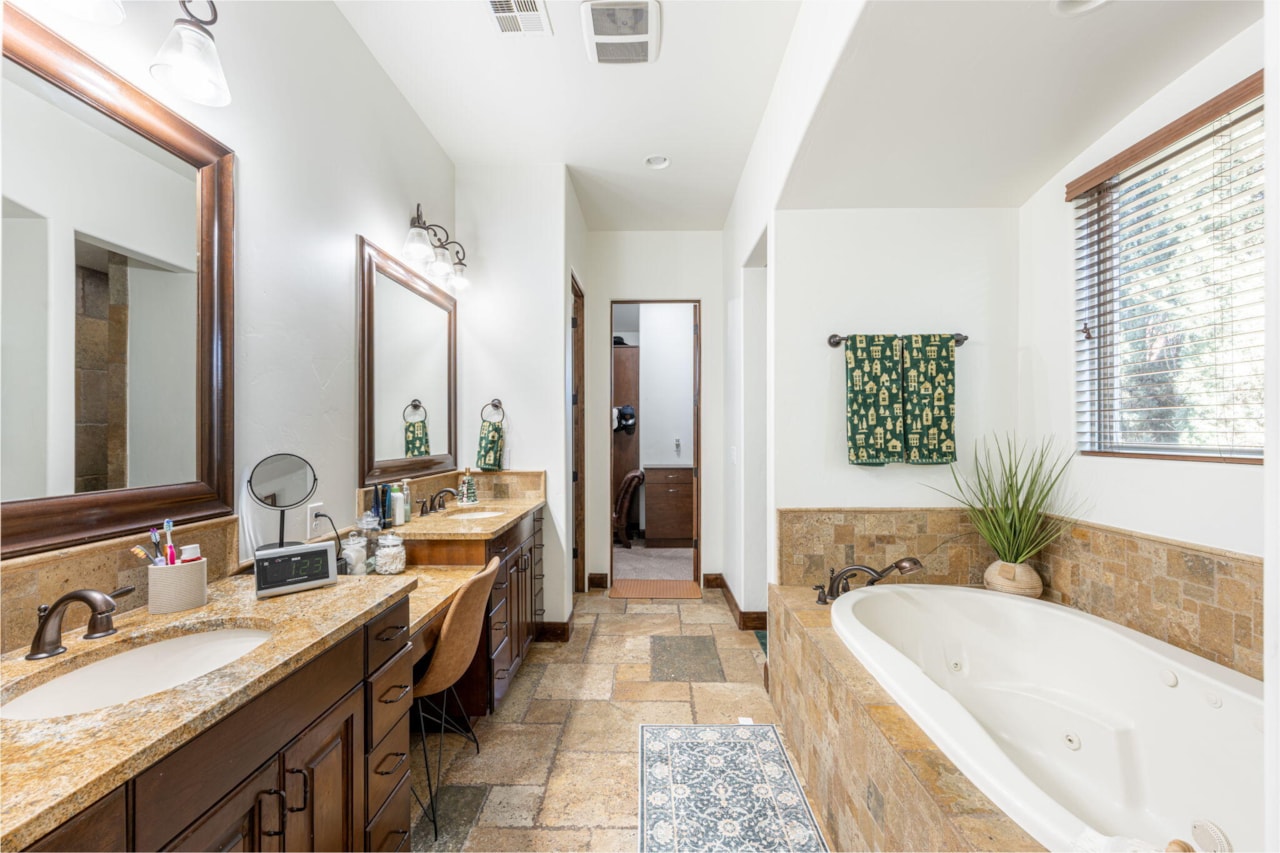 2546 E 1240  S St George, UT 84790 home for sale, MLS#25-267451 - Erika Rogers Photo 12