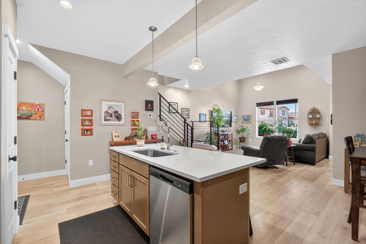 5543 S Carnelian Parkway St George, UT 84790 home for sale, MLS#25-265402 - Erika Rogers Photo 17