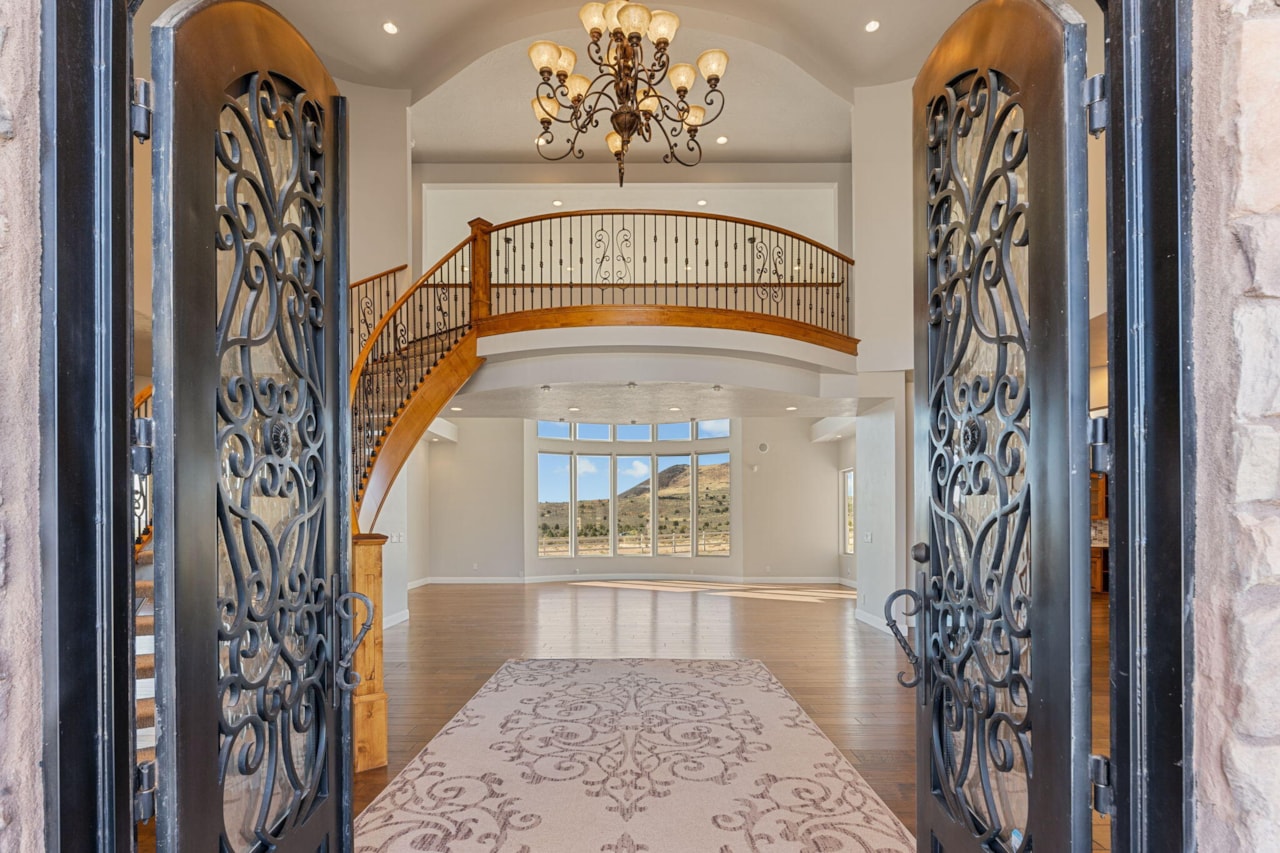 533 W Canyon Trails CIR Dammeron Valley, UT 84783 home for sale, MLS#25-266020 - Erika Rogers Photo 10