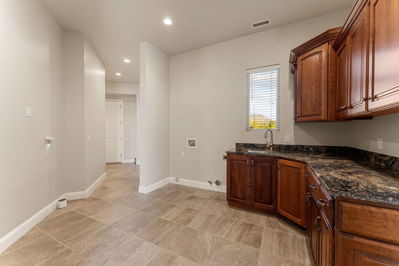 533 W Canyon Trails CIR Dammeron Valley, UT 84783 home for sale, MLS#25-266020 - Erika Rogers Photo 25