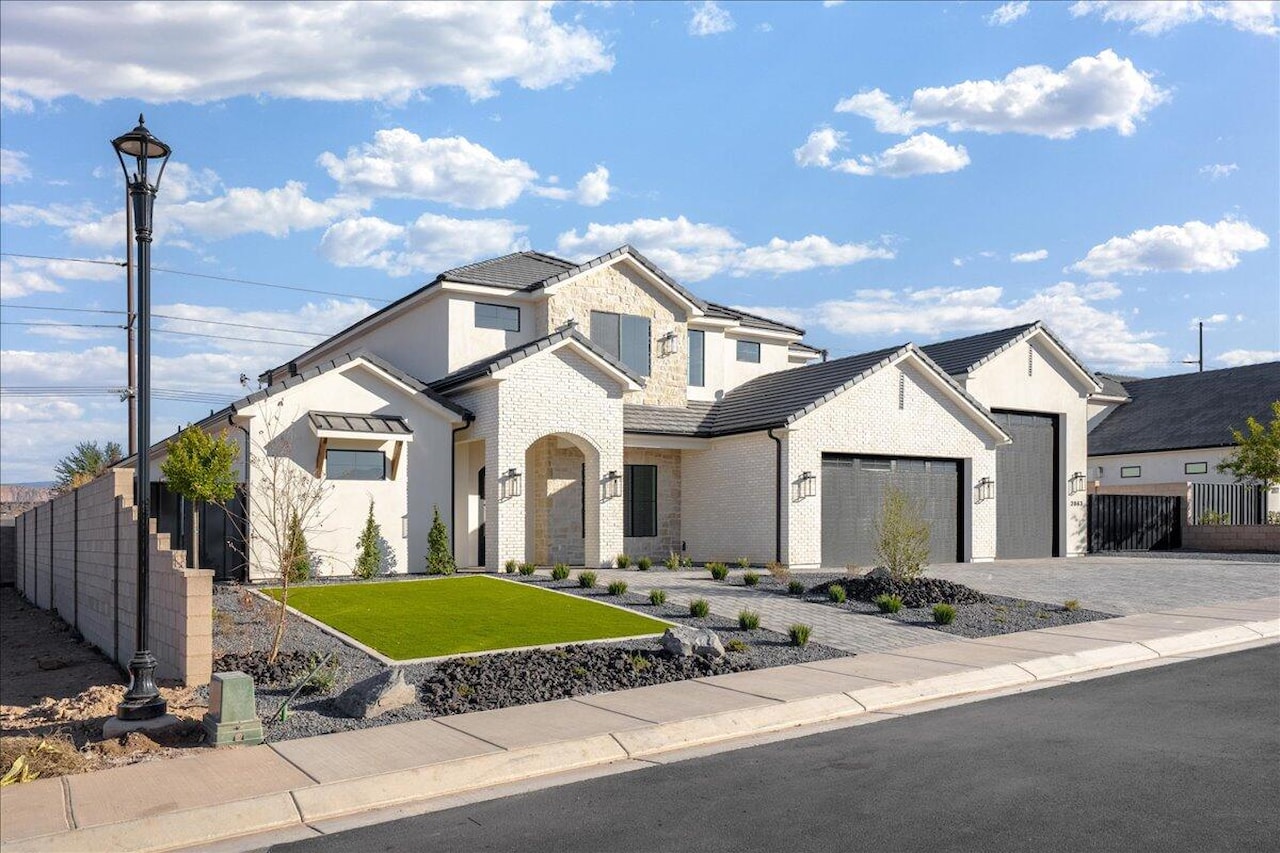 2863 S Alpine LN St George, UT 84790 home for sale, MLS#25-266003 - Erika Rogers Photo 2