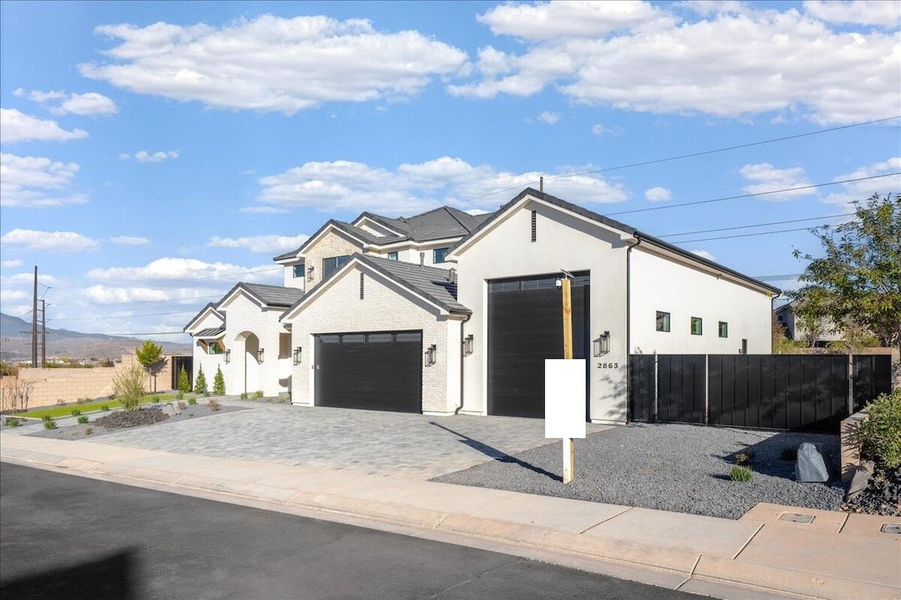 2863 S Alpine LN St George, UT 84790 home for sale, MLS#25-266003 - Erika Rogers Photo 3
