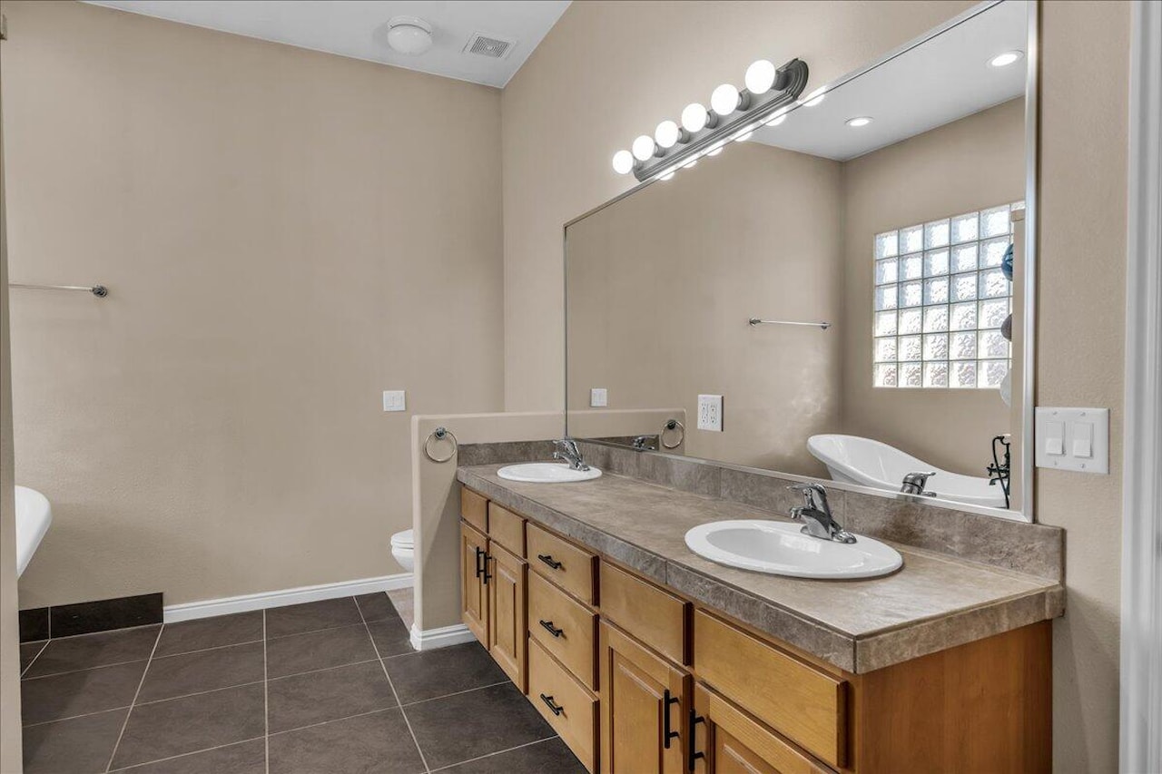 2541 E 90 ST S St George, UT 84790 home for sale, MLS#25-267511 - Erika Rogers Photo 17