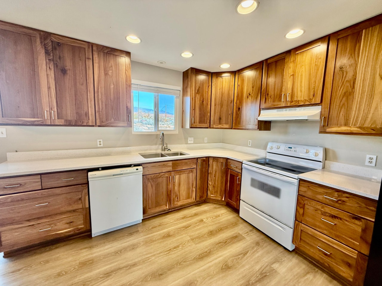 305 E Pectol ST Washington, UT 84780 home for sale, MLS#25-267496 - Erika Rogers Photo 5