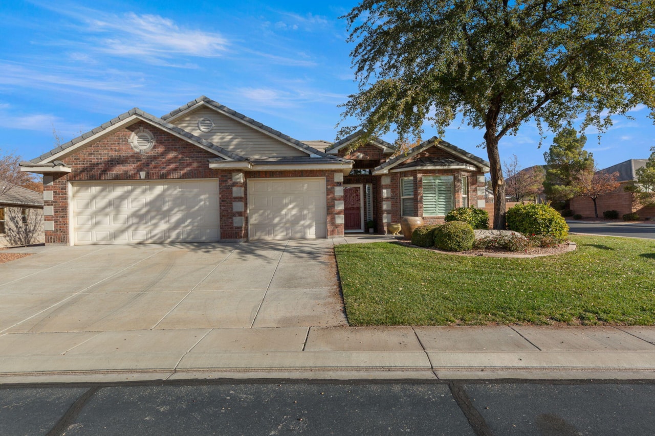 1730 W Stonebridge DR #19 St George, UT 84770 home for sale, MLS#25-267553 - Erika Rogers